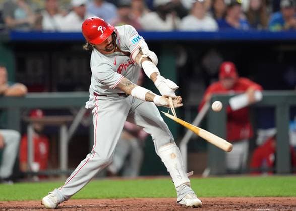 AUG 23, 2024: Philadelphia Phillies outfielder Nick Castellanos (8) shatters his bat in the 4th inning at Kauffman Stadium Kansas City, Missouri. CSM. Kansas City United States - ZUMAc04_ 20240823_zma_c04_036 Copyright: xJonxRobichaudx