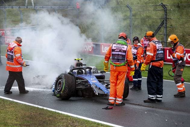 02 SARGEANT Logan (usa), Williams Racing FW46, action, crash, accident, and fire, feu with marshall, commissaire de piste, marshal, marshalls, marshals during the Formula 1 Heineken Dutch Grand Prix 2024, 15th round of the 2024 Formula One World Championship, WM, Weltmeisterschaft from August 23 to 25, 2024 on the Circuit Zandvoort, in Zandvoort, Netherlands - F1 - DUTCH GRAND PRIX 2024 DPPI Panoramic 240824_R15_OLANDA_DP_FG009029_