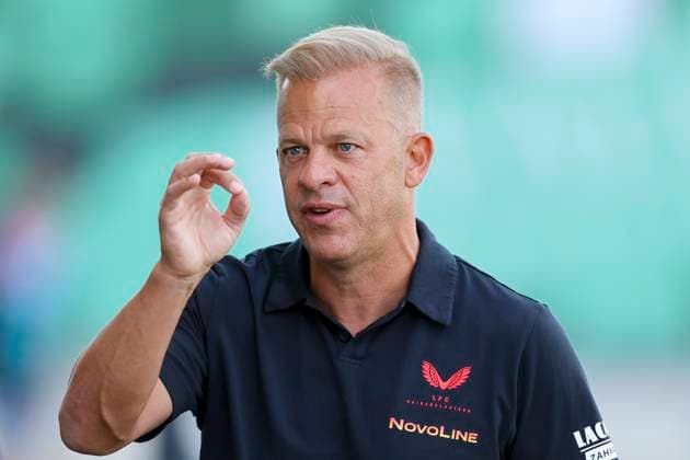 Trainer Markus Anfang (1. FC Kaiserslautern) gestikuliert, 2. Bundesliga, Preußen Münster vs 1. FC Kaiserslautern, Preußenstadion am 24. August 2024 in Münster, Deutschland. (Foto von Marco Steinbrenner DeFodi Images) Trainer Markus Anfang (1. FC Kaiserslautern) gestures, 2. Bundesliga, Preußen Münster vs 1. FC Kaiserslautern, Preußenstadion, August 24, 2024 in Münster, Germany. (Photo by Marco Steinbrenner DeFodi Images) DFB DFL REGULATIONS PROHIBIT ANY USE OF PHOTOGRAPHS AS IMAGE SEQUENCES AND OR QUASI-VIDEO. Defodi-700_scp_fcK_20240824_002