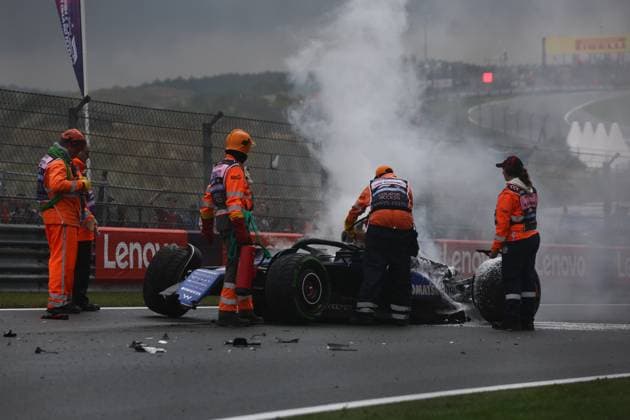 Formel 1, GP Niederlande in Zandvoort, Fahrzeug von Logan Sargeant fängt Feuer F1 Grand Prix Of The Netherlands 2024 Practice 3 Williams of Logan Sargeant after crash during third practice ahead of the Formula 1 Grand Prix of The Netherlands at Circuit Zandvoort in Zandvoort, Netherlands on August 24, 2024. Zandvoort Netherlands  Copyright: xJakubxPorzyckix originalFilename:porzycki-f1grandp240824_nptr4.jpg