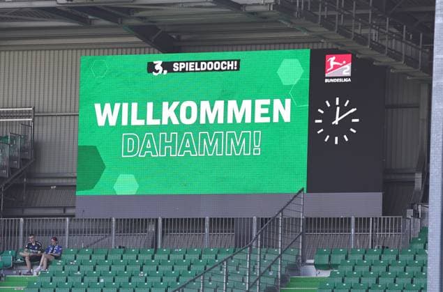 24.08.2024 - Fussball - Saison 2024 2025 - 2. Fussball - Bundesliga - 03. Spieltag: SpVgg Greuther Fürth ( Kleeblatt ) - SC Paderborn 07 SCP - Sportfoto Zink DaMa - xdaxmax - DFL regulations prohibit any use of photographs as image sequences and or quasi-video - only for editorial use - Symbolbild Symbolfoto Feature Impression - Anzeigentafel vor Spielbeginn - Willkommen Dahamm!