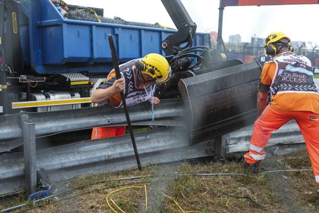 marshall, commissaire de piste, marshal, marshalls, marshals repairs after a crash, accident, during the Formula 1 Heineken Dutch Grand Prix 2024, 15th round of the 2024 Formula One World Championship, WM, Weltmeisterschaft from August 23 to 25, 2024 on the Circuit Zandvoort, in Zandvoort, Netherlands - F1 - DUTCH GRAND PRIX 2024 DPPI Panoramic 240824_R15_OLANDA_DP_FG009071_