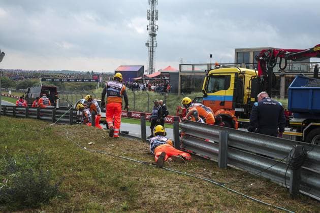 marshall, commissaire de piste, marshal, marshalls, marshals repairs after a crash, accident, during the Formula 1 Heineken Dutch Grand Prix 2024, 15th round of the 2024 Formula One World Championship, WM, Weltmeisterschaft from August 23 to 25, 2024 on the Circuit Zandvoort, in Zandvoort, Netherlands - F1 - DUTCH GRAND PRIX 2024 DPPI Panoramic 240824_R15_OLANDA_DP_FG009075_