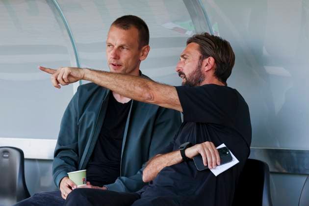 Geschaeftsfuehrer Ole Kittner (SC Preussen Muenster) und Geschaeftsfuehrer Thomas Hengen (1. FC Kaiserslautern) unterhalten sich, 2. Bundesliga, Preußen Münster vs 1. FC Kaiserslautern, Preußenstadion am 24. August 2024 in Münster, Deutschland. (Foto von Marco Steinbrenner DeFodi Images) Geschaeftsfuehrer Sport Ole Kittner (SC Preussen Muenster) und Geschaeftsfuehrer Thomas Hengen (1. FC Kaiserslautern) talk together, 2. Bundesliga, Preußen Münster vs 1. FC Kaiserslautern, Preußenstadion, August 24, 2024 in Münster, Germany. (Photo by Marco Steinbrenner DeFodi Images) DFB DFL REGULATIONS PROHIBIT ANY USE OF PHOTOGRAPHS AS IMAGE SEQUENCES AND OR QUASI-VIDEO. Defodi-700_scp_fcK_20240824_018