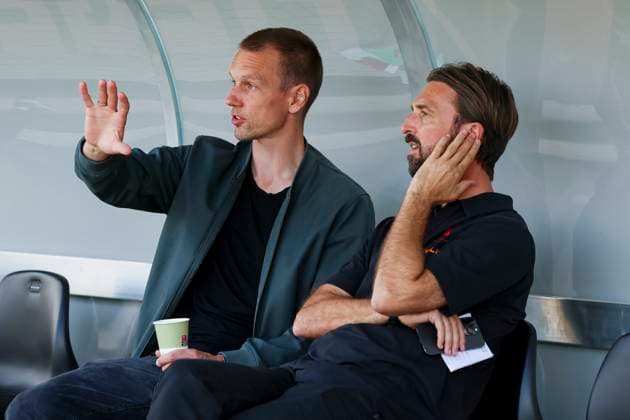 Geschaeftsfuehrer Ole Kittner (SC Preussen Muenster) und Geschaeftsfuehrer Thomas Hengen (1. FC Kaiserslautern) unterhalten sich, 2. Bundesliga, Preußen Münster vs 1. FC Kaiserslautern, Preußenstadion am 24. August 2024 in Münster, Deutschland. (Foto von Marco Steinbrenner DeFodi Images) Geschaeftsfuehrer Sport Ole Kittner (SC Preussen Muenster) und Geschaeftsfuehrer Thomas Hengen (1. FC Kaiserslautern) talk together, 2. Bundesliga, Preußen Münster vs 1. FC Kaiserslautern, Preußenstadion, August 24, 2024 in Münster, Germany. (Photo by Marco Steinbrenner DeFodi Images) DFB DFL REGULATIONS PROHIBIT ANY USE OF PHOTOGRAPHS AS IMAGE SEQUENCES AND OR QUASI-VIDEO. Defodi-700_scp_fcK_20240824_019