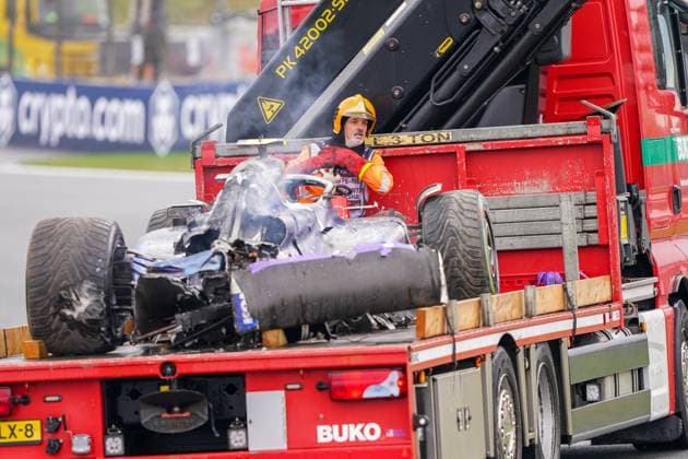 Formel 1, GP Niederlande in Zandvoort, Fahrzeug von Logan Sargeant fängt Feuer 2024-08-24 F1 - Heineken Dutch GP - Free Practice 2 ZANDVOORT, NETHERLANDS - AUGUST 24: Firemen and marshalls busy with the car of Logan Sargeant of Williams after a crash while competing in the Free Practice 2 during F1 - Heineken Dutch GP on August 24, 2024 in Zandvoort, Netherlands. Zandvoort Netherlands Content not available for redistribution in The Netherlands directly or indirectly through any third parties. Copyright: xAndrexWeeningx