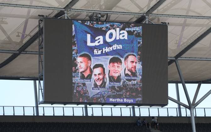 Haris Tabakovic nicht mehr dabei, La Ola für Hertha: Fabian Reese, Marton Dardai, Marius Gersbeck Fußball Fussball DFL 2.Bundesliga Herren 3.Spieltag Saison 2024 2025 24.08.2024 Hertha BSC Berlin vs. SSV Jahn Regensburg DFL regulations prohibit any use of photographs as image sequences and or quasi-video