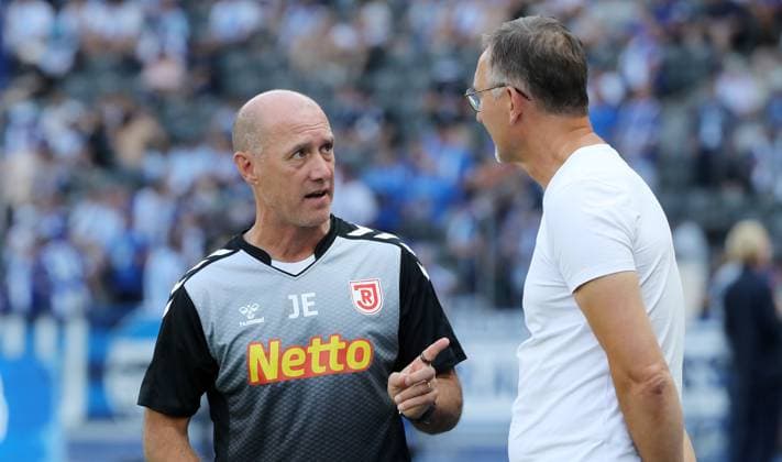 Trainer Joe Enochs redet mit Geschäftsführer Achim Beierlorzer Aktion Oberkörper Sport Fußball Fussball DFL 2.Bundesliga Herren 3.Spieltag Saison 2024 2025 24.08.2024 Hertha BSC Berlin vs. SSV Jahn Regensburg DFL regulations prohibit any use of photographs as image sequences and or quasi-video