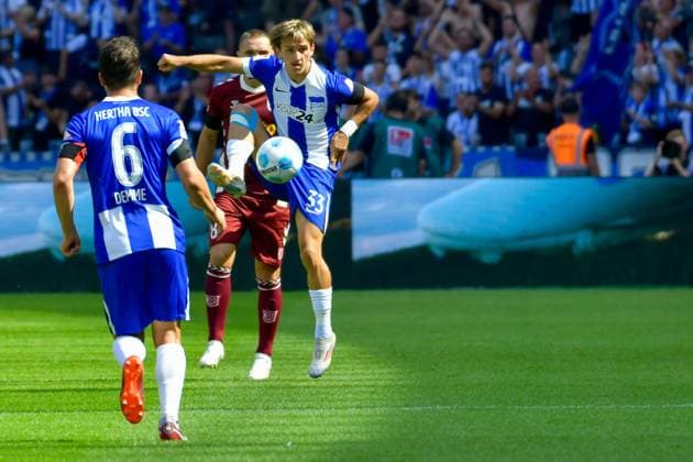 24.08.2024, xlakx, Fussball 2.Bundesliga, Hertha BSC Berlin - Jahn Regensburg emspor, v.l. Andreas Geipl (SSV Jahn Regensburg 8),Michal Karbownik (Hertha BSC 33),Zweikampf, Duell, Kampf, tackle (DFL DFB REGULATIONS PROHIBIT ANY USE OF PHOTOGRAPHS as IMAGE SEQUENCES and or QUASI-VIDEO) Daniel Lakomski Jan Huebner Berlin