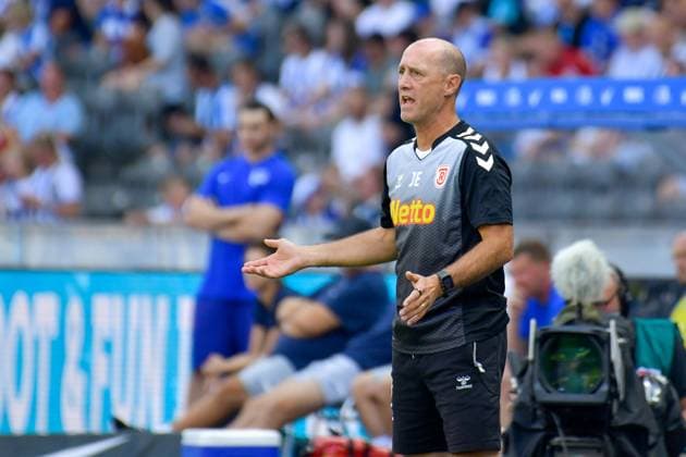 24.08.2024, xlakx, Fussball 2.Bundesliga, Hertha BSC Berlin - Jahn Regensburg emspor, v.l. Joe Enochs (SSV Jahn Regensburg Trainer),gibt Anweisungen, gestikuliert mit den Armen, gesticulate, gives instructions (DFL DFB REGULATIONS PROHIBIT ANY USE OF PHOTOGRAPHS as IMAGE SEQUENCES and or QUASI-VIDEO) Daniel Lakomski Jan Huebner Berlin