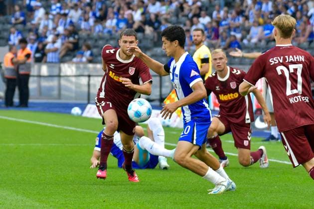 24.08.2024, xlakx, Fussball 2.Bundesliga, Hertha BSC Berlin - Jahn Regensburg emspor, v.l. Oscar Schoenfelder (SSV Jahn Regensburg 7),Ibrahim Maza (Hertha BSC 10),Zweikampf, Duell, Kampf, tackle (DFL DFB REGULATIONS PROHIBIT ANY USE OF PHOTOGRAPHS as IMAGE SEQUENCES and or QUASI-VIDEO) Daniel Lakomski Jan Huebner Berlin
