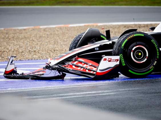 ZANDVOORT - Damage to the car of Nico Hulkenberg (Haas F1 Team) after a crash during the third free practice prior to the F1 Grand Prix of the Netherlands at the Circuit of Zandvoort. ANP SEM VAN DER WAL xVIxANPxSportx xxANPxIVx 506613958 originalFilename: 506613958.jpg