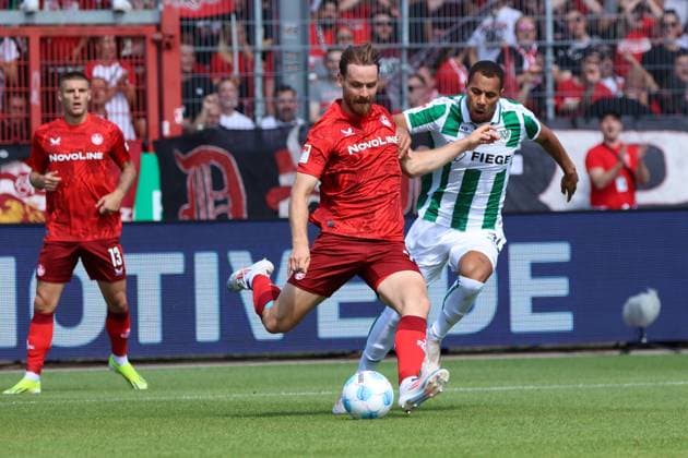 GER, Preussen Muenster gegen 1.FC Kaiserslautern, Fussball, 2.Liga, 3. Spieltag, Spielzeit 2024 2025, 24.08.2024 Jannis Heuer (1.FC Kaiserslautern, 24) Luca Bazzoli (Preussen Muenster, 32) DFL REGULATIONS PROHIBIT ANY USE OF PHOTOGRAPHS AS IMAGE SEQUENCES AND OR QUASI-VIDEO GER, Preussen Muenster gegen 1.FC Kaiserslautern, Fussball, 2.Liga, 3. Spieltag, Spielzeit 2024 2025, 24.08.2024 Muenster