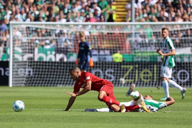 GER, Preussen Muenster gegen 1.FC Kaiserslautern, Fussball, 2.Liga, 3. Spieltag, Spielzeit 2024 2025, 24.08.2024 Jan Gyamerah (1.FC Kaiserslautern, 32) Luca Bazzoli (Preussen Muenster, 32) DFL REGULATIONS PROHIBIT ANY USE OF PHOTOGRAPHS AS IMAGE SEQUENCES AND OR QUASI-VIDEO GER, Preussen Muenster gegen 1.FC Kaiserslautern, Fussball, 2.Liga, 3. Spieltag, Spielzeit 2024 2025, 24.08.2024 Muenster