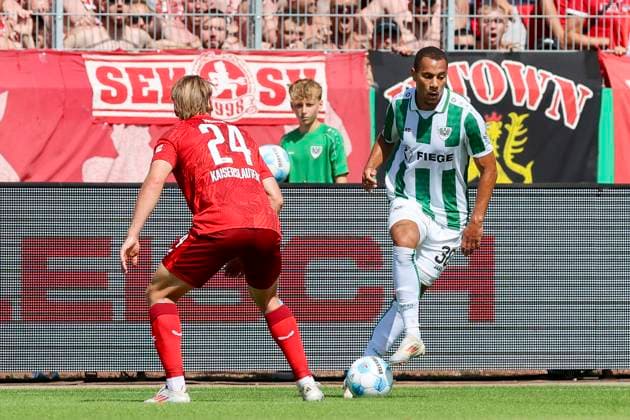 Jannis Heuer (1. FC Kaiserslautern) und Etienne Amenyido (SC Preussen Muenster) kaempfen um den Ball, 2. Bundesliga, Preußen Münster vs 1. FC Kaiserslautern, Preußenstadion am 24. August 2024 in Münster, Deutschland. (Foto von Marco Steinbrenner DeFodi Images) Jannis Heuer (1. FC Kaiserslautern) und Etienne Amenyido (SC Preussen Muenster) battle for the ball, 2. Bundesliga, Preußen Münster vs 1. FC Kaiserslautern, Preußenstadion, August 24, 2024 in Münster, Germany. (Photo by Marco Steinbrenner DeFodi Images) DFB DFL REGULATIONS PROHIBIT ANY USE OF PHOTOGRAPHS AS IMAGE SEQUENCES AND OR QUASI-VIDEO. Defodi-700_scp_fcK_20240824_029