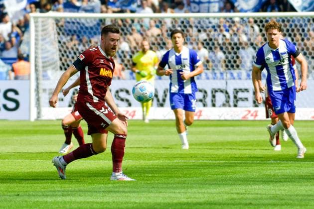 24.08.2024, xlakx, Fussball 2.Bundesliga, Hertha BSC Berlin - Jahn Regensburg emspor, v.l. am Ball Christian Kuehlwetter (SSV Jahn Regensburg 30) (DFL DFB REGULATIONS PROHIBIT ANY USE OF PHOTOGRAPHS as IMAGE SEQUENCES and or QUASI-VIDEO) Daniel Lakomski Jan Huebner Berlin