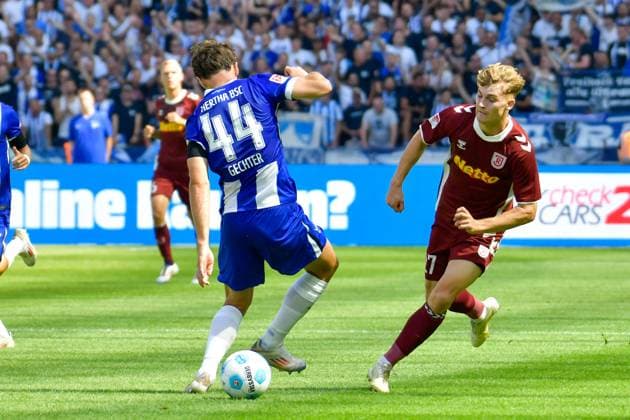 24.08.2024, xlakx, Fussball 2.Bundesliga, Hertha BSC Berlin - Jahn Regensburg emspor, v.l. Linus Gechter (Hertha BSC 44),Dominik Kother (SSV Jahn Regensburg 27),Zweikampf, Duell, Kampf, tackle (DFL DFB REGULATIONS PROHIBIT ANY USE OF PHOTOGRAPHS as IMAGE SEQUENCES and or QUASI-VIDEO) Daniel Lakomski Jan Huebner Berlin