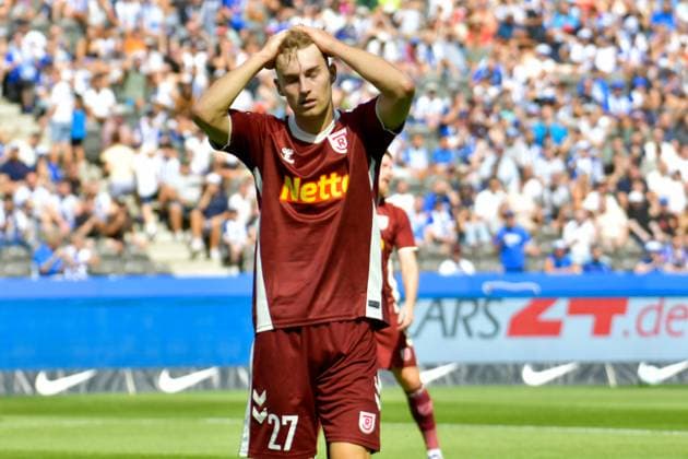 24.08.2024, xlakx, Fussball 2.Bundesliga, Hertha BSC Berlin - Jahn Regensburg emspor, v.l. Dominik Kother (SSV Jahn Regensburg 27),gibt Anweisungen, gestikuliert mit den Armen, gesticulate, gives instructions (DFL DFB REGULATIONS PROHIBIT ANY USE OF PHOTOGRAPHS as IMAGE SEQUENCES and or QUASI-VIDEO) Daniel Lakomski Jan Huebner Berlin