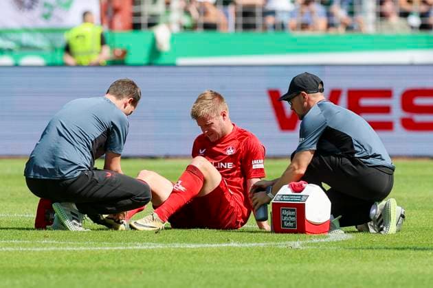 Jean Zimmer (1. FC Kaiserslautern) wird auf dem Platz verletzungsbedingt behandelt, 2. Bundesliga, Preußen Münster vs 1. FC Kaiserslautern, Preußenstadion am 24. August 2024 in Münster, Deutschland. (Foto von Marco Steinbrenner DeFodi Images) Jean Zimmer (1. FC Kaiserslautern) is treated on the pitch due to injury, 2. Bundesliga, Preußen Münster vs 1. FC Kaiserslautern, Preußenstadion, August 24, 2024 in Münster, Germany. (Photo by Marco Steinbrenner DeFodi Images) DFB DFL REGULATIONS PROHIBIT ANY USE OF PHOTOGRAPHS AS IMAGE SEQUENCES AND OR QUASI-VIDEO. Defodi-700_scp_fcK_20240824_034