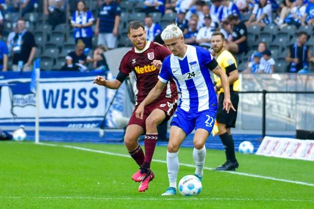 24.08.2024, xlakx, Fussball 2.Bundesliga, Hertha BSC Berlin - Jahn Regensburg emspor, v.l. Oscar Schoenfelder (SSV Jahn Regensburg 7),Marten Winkler (Hertha BSC 22),Zweikampf, Duell, Kampf, tackle (DFL DFB REGULATIONS PROHIBIT ANY USE OF PHOTOGRAPHS as IMAGE SEQUENCES and or QUASI-VIDEO) Daniel Lakomski Jan Huebner Berlin