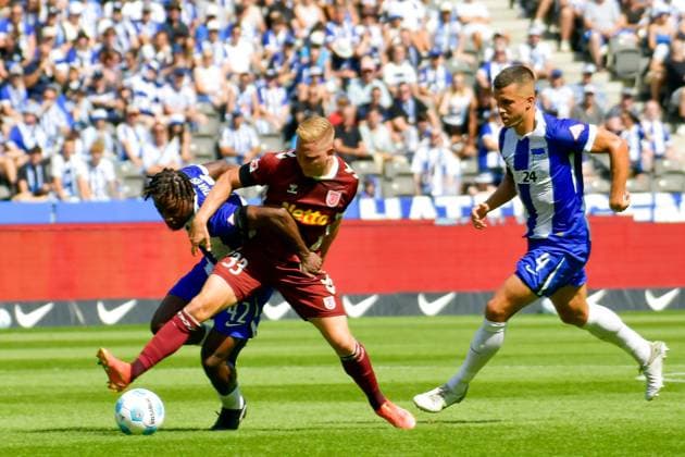 24.08.2024, xlakx, Fussball 2.Bundesliga, Hertha BSC Berlin - Jahn Regensburg emspor, v.l. Deyovaisio Zeefuik (Hertha BSC 42),Kai Proeger (SSV Jahn Regensburg 33), (DFL DFB REGULATIONS PROHIBIT ANY USE OF PHOTOGRAPHS as IMAGE SEQUENCES and or QUASI-VIDEO) Daniel Lakomski Jan Huebner Berlin