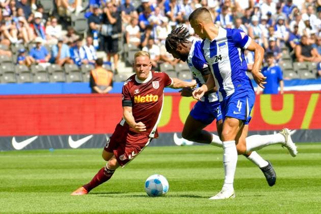 24.08.2024, xlakx, Fussball 2.Bundesliga, Hertha BSC Berlin - Jahn Regensburg emspor, v.l. Kai Proeger (SSV Jahn Regensburg 33),Deyovaisio Zeefuik (Hertha BSC 42),Marc-Oliver Kempf (Hertha BSC 4),Zweikampf, Duell, Kampf, tackle (DFL DFB REGULATIONS PROHIBIT ANY USE OF PHOTOGRAPHS as IMAGE SEQUENCES and or QUASI-VIDEO) Daniel Lakomski Jan Huebner Berlin
