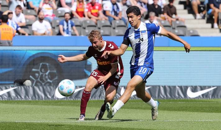 Sebastian Ernst, Ibrahim Maza Zweikampf Spielszene Aktion Fußball Fussball DFL 2.Bundesliga Herren 3.Spieltag Saison 2024 2025 24.08.2024 Hertha BSC Berlin vs. SSV Jahn Regensburg DFL regulations prohibit any use of photographs as image sequences and or quasi-video
