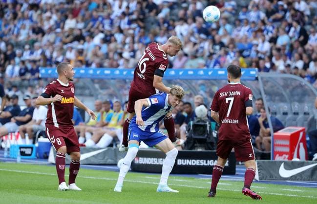 Andreas Geipl, Louis Breunig im Zweikampf mit Luca Schuler, Oscar Schönfelder Spielszene Aktion Fußball Fussball DFL 2.Bundesliga Herren 3.Spieltag Saison 2024 2025 24.08.2024 Hertha BSC Berlin vs. SSV Jahn Regensburg DFL regulations prohibit any use of photographs as image sequences and or quasi-video