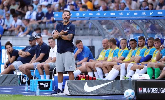 Trainer Cristian Fiel zeigend, gestikulierend Einzelbild Freisteller Aktion Fußball Fussball DFL 2.Bundesliga Herren 3.Spieltag Saison 2024 2025 24.08.2024 Hertha BSC Berlin vs. SSV Jahn Regensburg DFL regulations prohibit any use of photographs as image sequences and or quasi-video