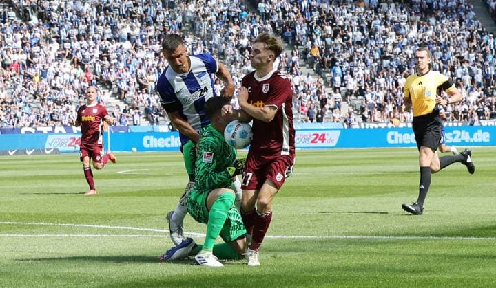 Marc Oliver Kempf, Torwart Tjark Ernst, Dominik Kother Zweikampf Spielszene Aktion Fußball Fussball DFL 2.Bundesliga Herren 3.Spieltag Saison 2024 2025 24.08.2024 Hertha BSC Berlin vs. SSV Jahn Regensburg DFL regulations prohibit any use of photographs as image sequences and or quasi-video