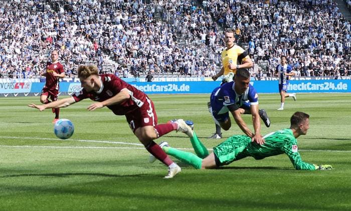 Marc Oliver Kempf, Torwart Tjark Ernst, Dominik Kother Zweikampf Spielszene Aktion Fußball Fussball DFL 2.Bundesliga Herren 3.Spieltag Saison 2024 2025 24.08.2024 Hertha BSC Berlin vs. SSV Jahn Regensburg DFL regulations prohibit any use of photographs as image sequences and or quasi-video