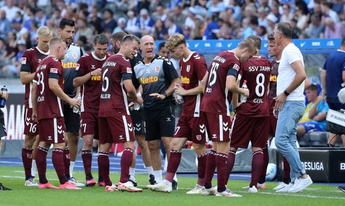 Trinkpause, Trainer Joe Enochs redet mit Spielern Fußball Fussball DFL 2.Bundesliga Herren 3.Spieltag Saison 2024 2025 24.08.2024 Hertha BSC Berlin vs. SSV Jahn Regensburg DFL regulations prohibit any use of photographs as image sequences and or quasi-video