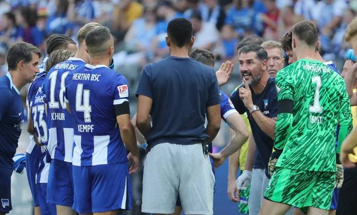 Trinkpause, Trainer Cristian Fiel redet mit Spielern Fußball Fussball DFL 2.Bundesliga Herren 3.Spieltag Saison 2024 2025 24.08.2024 Hertha BSC Berlin vs. SSV Jahn Regensburg DFL regulations prohibit any use of photographs as image sequences and or quasi-video