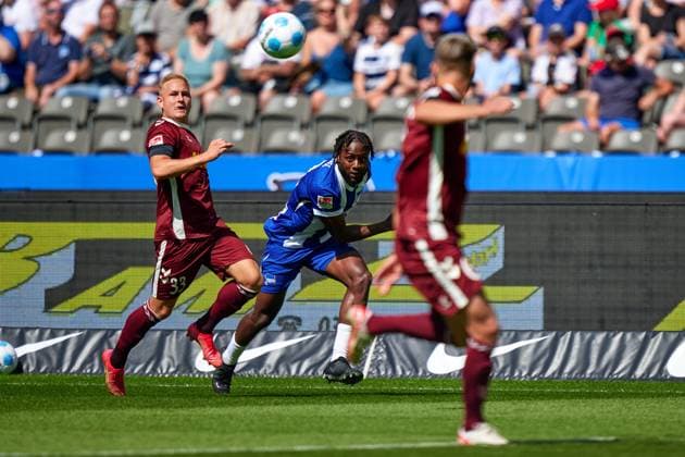 Deyovaisio Zeefuik (Hertha BSC, 42), Kai Proeger (SSV Jahn Regensburg, 33), GER, Hertha BSC vs. SSV Jahn Regensburg, Fussball Herren, 2. Bundesliga, Saison 2024 2025, 03. Spieltag, 24.08.2024. (DFL REGULATIONS PROHIBIT ANY USE OF PHOTOGRAPHS AS IMAGE SEQUENCES AND OR QUASI - VIDEO). GER, Hertha BSC vs. SSV Jahn Regensburg, Fussball Herren, 2. Bundesliga, Saison 2024 2025, 03. Spieltag, 24.08.2024. Berlin