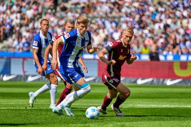 Luca Schuler (Hertha BSC, 18), Louis Breunig (SSV Jahn Regensburg, 16), GER, Hertha BSC vs. SSV Jahn Regensburg, Fussball Herren, 2. Bundesliga, Saison 2024 2025, 03. Spieltag, 24.08.2024. (DFL REGULATIONS PROHIBIT ANY USE OF PHOTOGRAPHS AS IMAGE SEQUENCES AND OR QUASI - VIDEO). GER, Hertha BSC vs. SSV Jahn Regensburg, Fussball Herren, 2. Bundesliga, Saison 2024 2025, 03. Spieltag, 24.08.2024. Berlin
