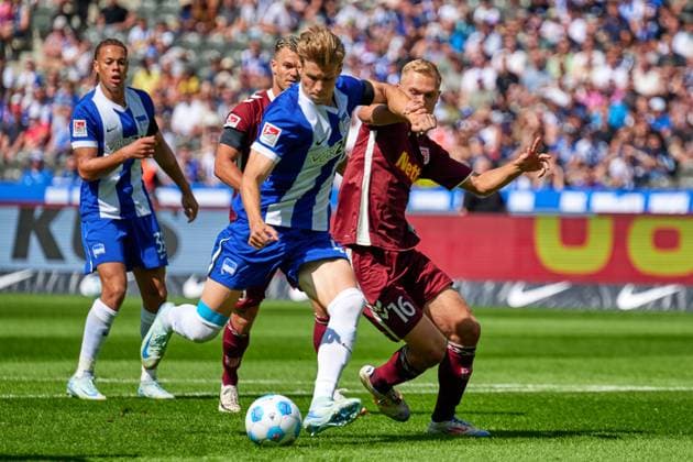 Luca Schuler (Hertha BSC, 18), Louis Breunig (SSV Jahn Regensburg, 16), GER, Hertha BSC vs. SSV Jahn Regensburg, Fussball Herren, 2. Bundesliga, Saison 2024 2025, 03. Spieltag, 24.08.2024. (DFL REGULATIONS PROHIBIT ANY USE OF PHOTOGRAPHS AS IMAGE SEQUENCES AND OR QUASI - VIDEO). GER, Hertha BSC vs. SSV Jahn Regensburg, Fussball Herren, 2. Bundesliga, Saison 2024 2025, 03. Spieltag, 24.08.2024. Berlin