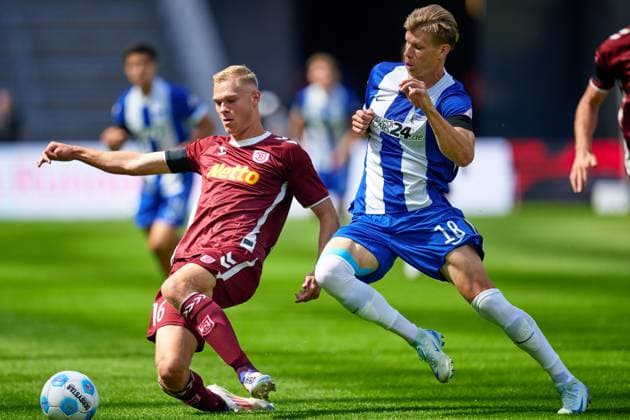 Louis Breunig (SSV Jahn Regensburg, 16), Luca Schuler (Hertha BSC, 18), GER, Hertha BSC vs. SSV Jahn Regensburg, Fussball Herren, 2. Bundesliga, Saison 2024 2025, 03. Spieltag, 24.08.2024. (DFL REGULATIONS PROHIBIT ANY USE OF PHOTOGRAPHS AS IMAGE SEQUENCES AND OR QUASI - VIDEO). GER, Hertha BSC vs. SSV Jahn Regensburg, Fussball Herren, 2. Bundesliga, Saison 2024 2025, 03. Spieltag, 24.08.2024. Berlin