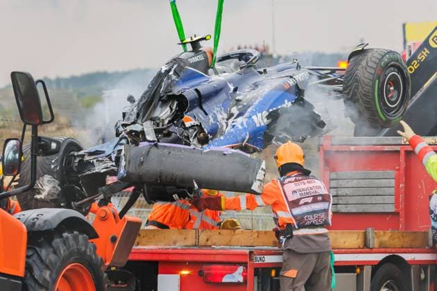die Reste des Mercedes von Logan Sargeant (USA, Williams Racing) nach seinem heftigen Crash im Regen, 24.08.2024, Zandvoort (Niederlande), Motorsport, Formel 1, Großer Preis der Niederlande 2024