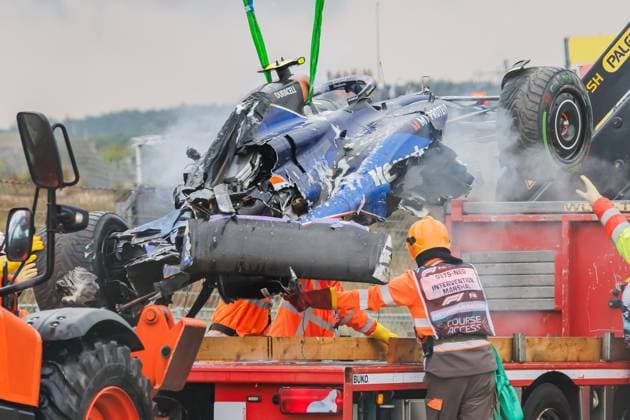 die Reste des Mercedes von Logan Sargeant (USA, Williams Racing) nach seinem heftigen Crash im Regen, 24.08.2024, Zandvoort (Niederlande), Motorsport, Formel 1, Großer Preis der Niederlande 2024