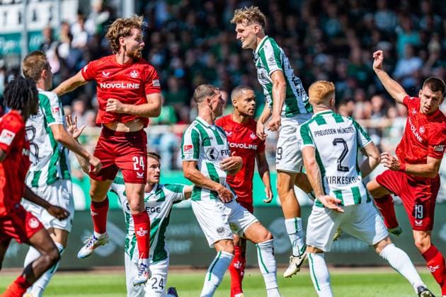 24.08.2024, SC Preußen Münster vs. 1. FC Kaiserslautern, 2. Bundesliga, 3. Spieltag Jannis Heuer (1. FC Kaiserslautern, 24) Mikkel Kirkeskov (Preussen Muenster, 2) Daniel Hanslik (1. FC Kaiserslautern, 19) Wichtiger Hinweis: Gemaess den Vorgaben der DFL Deutsche Fussball Liga bzw. des DFB Deutscher Fussball-Bund ist es untersagt, in dem Stadion und oder vom Spiel angefertigte Fotoaufnahmen in Form von Sequenzbildern und oder videoaehnlichen Fotostrecken zu verwerten Foto: Bahho Kara Kirchner-Media