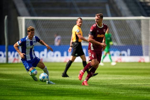 Luca Schuler (Hertha BSC, 18), Florian Ballas (SSV Jahn Regensburg, 04), GER, Hertha BSC vs. SSV Jahn Regensburg, Fussball Herren, 2. Bundesliga, Saison 2024 2025, 03. Spieltag, 24.08.2024. (DFL REGULATIONS PROHIBIT ANY USE OF PHOTOGRAPHS AS IMAGE SEQUENCES AND OR QUASI - VIDEO). GER, Hertha BSC vs. SSV Jahn Regensburg, Fussball Herren, 2. Bundesliga, Saison 2024 2025, 03. Spieltag, 24.08.2024. Berlin