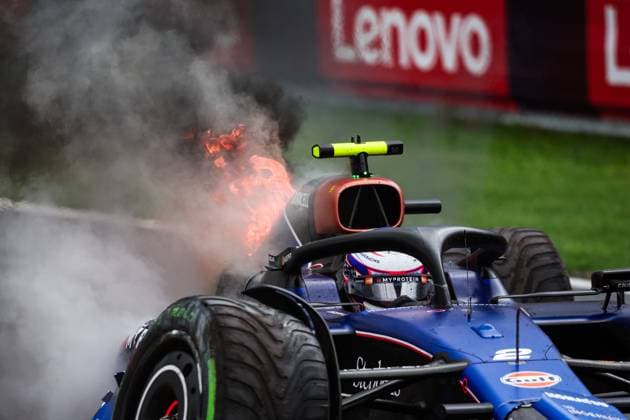 02 SARGEANT Logan (usa), Williams Racing FW46, with his car on fire after his crash in FP3 during the Formula 1 Heineken Dutch Grand Prix 2024, 15th round of the 2024 Formula One World Championship, WM, Weltmeisterschaft from August 23 to 25, 2024 on the Circuit Zandvoort, in Zandvoort, Netherlands - F1 - DUTCH GRAND PRIX 2024 DPPI Panoramic  240824_R15_OLANDA_DP_FG008938