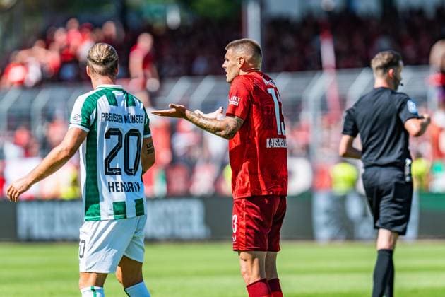 24.08.2024, SC Preußen Münster vs. 1. FC Kaiserslautern, 2. Bundesliga, 3. Spieltag Erik Wekesser (1. FC Kaiserslautern, 13) bekommt eine gelbe Karte und weiss nicht so recht wieso Wichtiger Hinweis: Gemaess den Vorgaben der DFL Deutsche Fussball Liga bzw. des DFB Deutscher Fussball-Bund ist es untersagt, in dem Stadion und oder vom Spiel angefertigte Fotoaufnahmen in Form von Sequenzbildern und oder videoaehnlichen Fotostrecken zu verwerten Foto: Bahho Kara Kirchner-Media