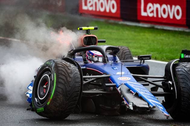 02 SARGEANT Logan (usa), Williams Racing FW46, with his car on fire after his crash in FP3 during the Formula 1 Heineken Dutch Grand Prix 2024, 15th round of the 2024 Formula One World Championship, WM, Weltmeisterschaft from August 23 to 25, 2024 on the Circuit Zandvoort, in Zandvoort, Netherlands - F1 - DUTCH GRAND PRIX 2024 DPPI Panoramic  240824_R15_OLANDA_DP_FG008958