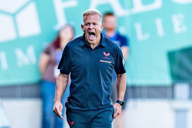 24.08.2024, SC Preußen Münster vs. 1. FC Kaiserslautern, 2. Bundesliga, 3. Spieltag Markus Anfang (1. FC Kaiserslautern, Trainer) ist sauer und verärgert Wichtiger Hinweis: Gemaess den Vorgaben der DFL Deutsche Fussball Liga bzw. des DFB Deutscher Fussball-Bund ist es untersagt, in dem Stadion und oder vom Spiel angefertigte Fotoaufnahmen in Form von Sequenzbildern und oder videoaehnlichen Fotostrecken zu verwerten Foto: Bahho Kara Kirchner-Media
