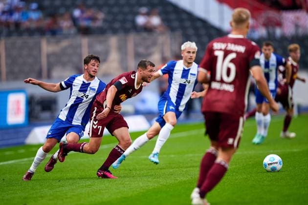 Diego Demme (Hertha BSC, 06), Oscar Schoenfelder (SSV Jahn Regensburg, 07), GER, Hertha BSC vs. SSV Jahn Regensburg, Fussball Herren, 2. Bundesliga, Saison 2024 2025, 03. Spieltag, 24.08.2024. (DFL REGULATIONS PROHIBIT ANY USE OF PHOTOGRAPHS AS IMAGE SEQUENCES AND OR QUASI - VIDEO). GER, Hertha BSC vs. SSV Jahn Regensburg, Fussball Herren, 2. Bundesliga, Saison 2024 2025, 03. Spieltag, 24.08.2024. Berlin