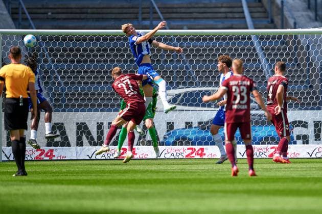 Luca Schuler (Hertha BSC, 18), Dominik Kother (SSV Jahn Regensburg, 27), GER, Hertha BSC vs. SSV Jahn Regensburg, Fussball Herren, 2. Bundesliga, Saison 2024 2025, 03. Spieltag, 24.08.2024. (DFL REGULATIONS PROHIBIT ANY USE OF PHOTOGRAPHS AS IMAGE SEQUENCES AND OR QUASI - VIDEO). GER, Hertha BSC vs. SSV Jahn Regensburg, Fussball Herren, 2. Bundesliga, Saison 2024 2025, 03. Spieltag, 24.08.2024. Berlin