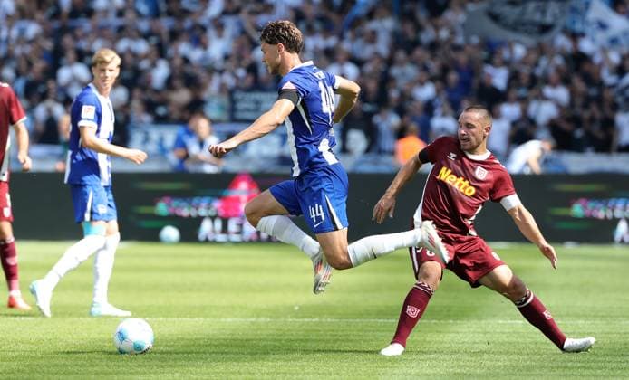 Linus Gechter, Andreas Geipl Zweikampf Spielszene Aktion Fußball Fussball DFL 2.Bundesliga Herren 3.Spieltag Saison 2024 2025 24.08.2024 Hertha BSC Berlin vs. SSV Jahn Regensburg DFL regulations prohibit any use of photographs as image sequences and or quasi-video