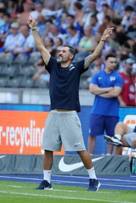 Trainer Cristian Fiel zeigend, gestikulierend Einzelbild Freisteller Aktion Fußball Fussball DFL 2.Bundesliga Herren 3.Spieltag Saison 2024 2025 24.08.2024 Hertha BSC Berlin vs. SSV Jahn Regensburg DFL regulations prohibit any use of photographs as image sequences and or quasi-video