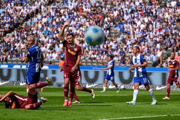 Marten Winkler (Hertha BSC, 22), Florian Ballas (SSV Jahn Regensburg, 04), GER, Hertha BSC vs. SSV Jahn Regensburg, Fussball Herren, 2. Bundesliga, Saison 2024 2025, 03. Spieltag, 24.08.2024. (DFL REGULATIONS PROHIBIT ANY USE OF PHOTOGRAPHS AS IMAGE SEQUENCES AND OR QUASI - VIDEO). GER, Hertha BSC vs. SSV Jahn Regensburg, Fussball Herren, 2. Bundesliga, Saison 2024 2025, 03. Spieltag, 24.08.2024. Berlin